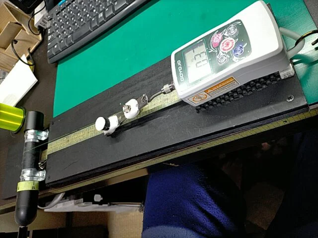 フォースゲージスタンドでの強度試験風景