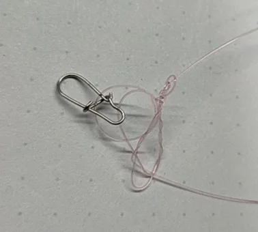 新しく出来た輪に端線を通すと見るも無惨な結び目になる